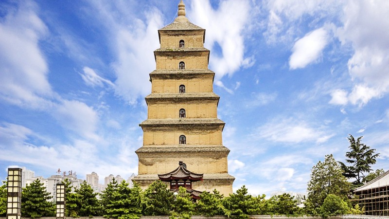 pagoda med 7 etasjer og med gr�nne tr�r rundt